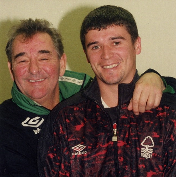 Roy Keane ra s&aacute;ch sỉ vả Sir Alex v&agrave; tiết lộ từng đ&aacute;nh Peter Schmeichel bầm mắt  5
