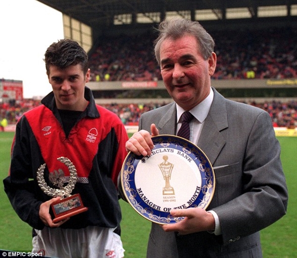 Roy Keane ra s&aacute;ch sỉ vả Sir Alex v&agrave; tiết lộ từng đ&aacute;nh Peter Schmeichel bầm mắt  6