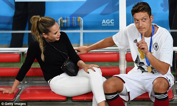 Sốc: Mesut Ozil bị tố ngoại tình với bạn gái của đồng nghiệp 8