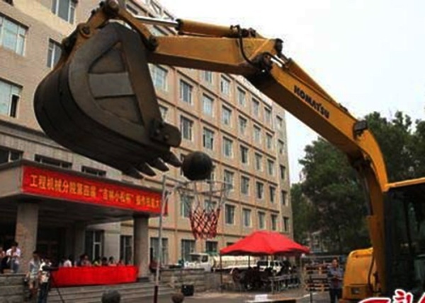 &ldquo;D&acirc;n chơi&rdquo; d&ugrave;ng m&aacute;y x&uacute;c để đ&aacute; b&oacute;ng v&agrave; chơi b&oacute;ng rổ 9