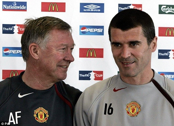 Roy Keane ra s&aacute;ch sỉ vả Sir Alex v&agrave; tiết lộ từng đ&aacute;nh Peter Schmeichel bầm mắt  10