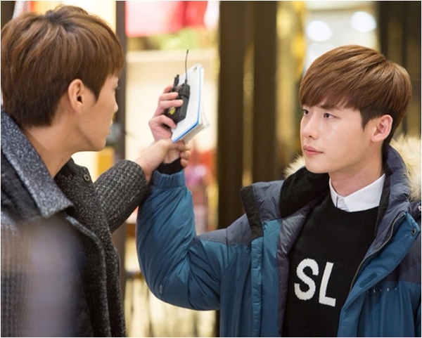 "Pinocchio": Dal Po (Lee Jong Suk) bị tình địch tóm cổ  1