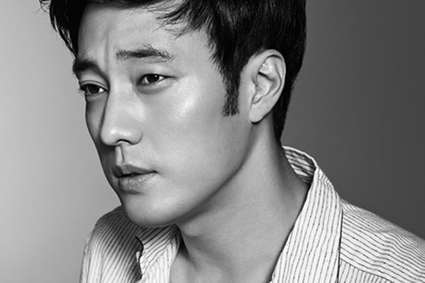 So Ji Sub cười tít mắt nắm tay "người tình" kém 15 tuổi 3