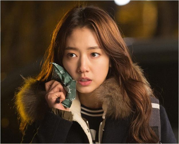 Park Shin Hye đi bộ không màng chân rướm máu 1