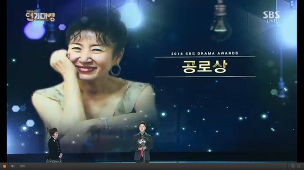 Cố diễn viên Kim Ja Ok được xướng tên tại SBS Drama Awards 2014 1