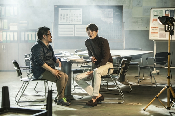 Kim Woo Bin "câu kết" Lee Hyun Woo trộm cả "núi" vàng 14