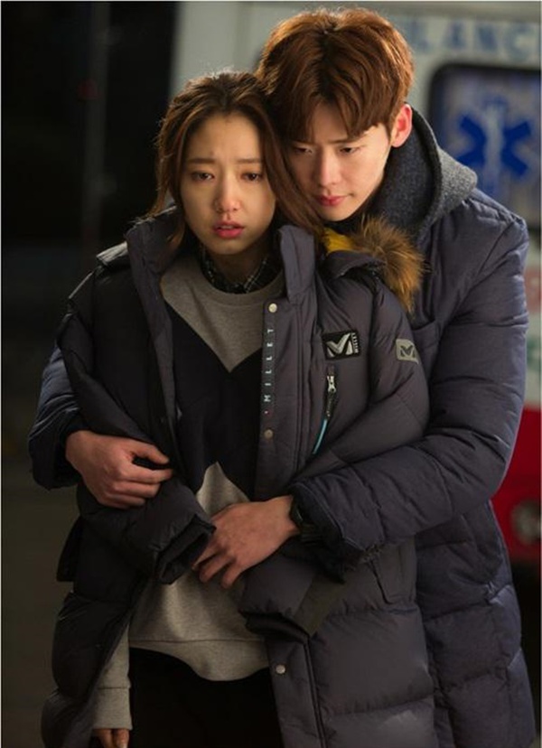 Lee Jong Suk ôm ấp sau lưng Park Shin Hye trong "Pinocchio" 2