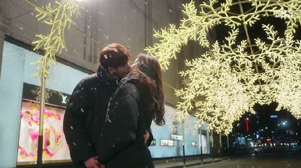 In Ha (Park Shin Hye) - Dal Po (Lee Jong Suk) hôn nhau dưới tuyết rơi 5