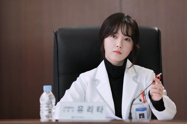 "Cỏ" Goo Hye Sun lột xác trở thành bác sĩ sang chảnh 1