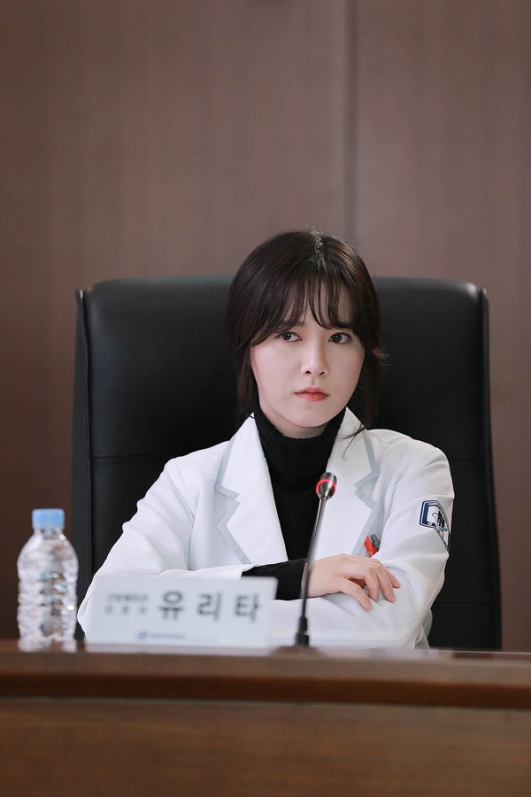 "Cỏ" Goo Hye Sun lột xác trở thành bác sĩ sang chảnh 2