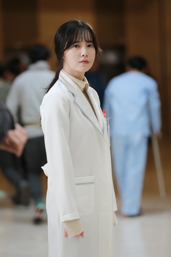 "Cỏ" Goo Hye Sun lột xác trở thành bác sĩ sang chảnh 4
