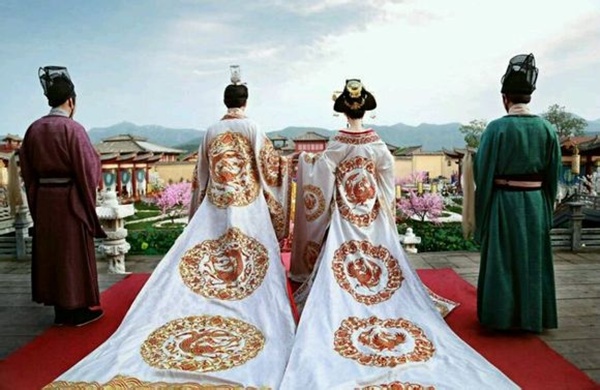 Ngỡ ng&agrave;ng ngắm phục trang đ&ocirc;i lộng lẫy của L&yacute; Trị v&agrave; Mị Nương 5