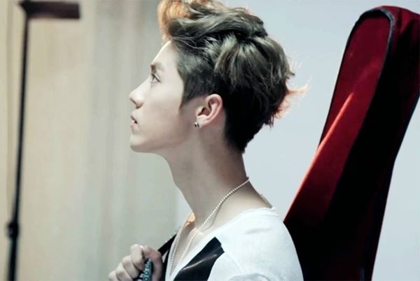 "Bà nội hồi xuân" ngỡ ngàng khi thấy cách uống bia "lạ" của Luhan 3