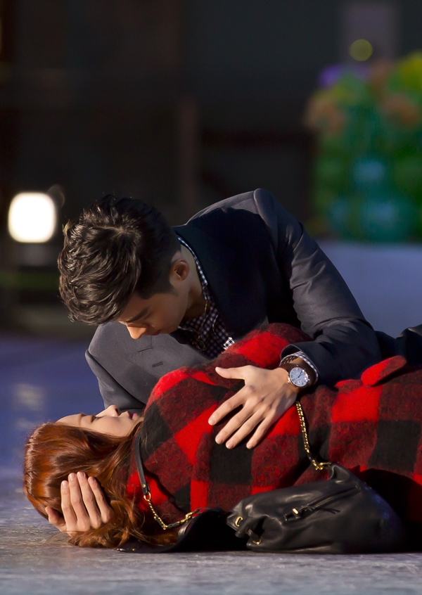 Hyun Bin cùng "người tình màn ảnh" ôm ấp trên sân băng 1