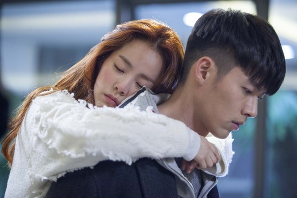 Hyun Bin nhiệt tình cõng người đẹp Han Ji Min 2