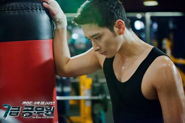 Chan Sung (2PM) vạch áo khoe cơ bụng  2