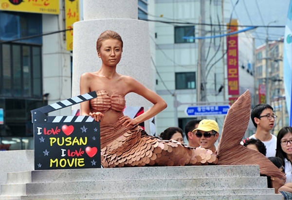 Lee Jun Ki vô tư sờ ngực "nàng tiên cá" 2