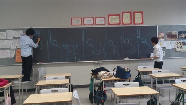 Vẽ Naruto, One Piece... cực đỉnh trên bảng đen lớp học 2
