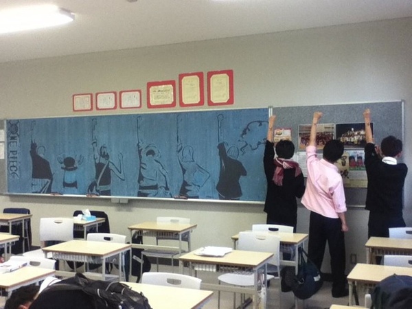 Vẽ Naruto, One Piece... cực đỉnh trên bảng đen lớp học 3