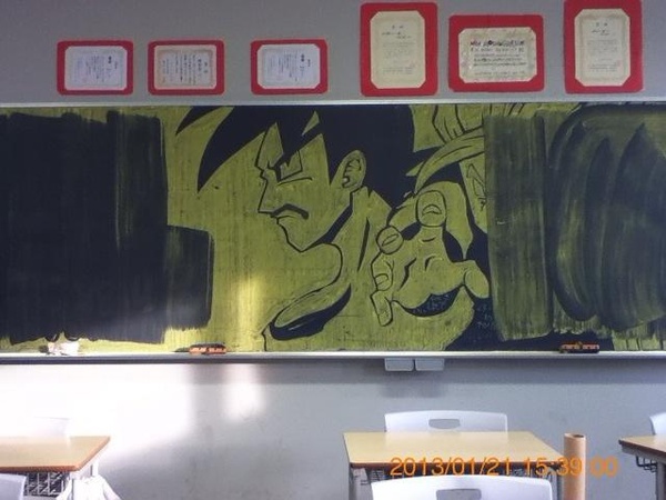 Vẽ Naruto, One Piece... cực đỉnh trên bảng đen lớp học 14