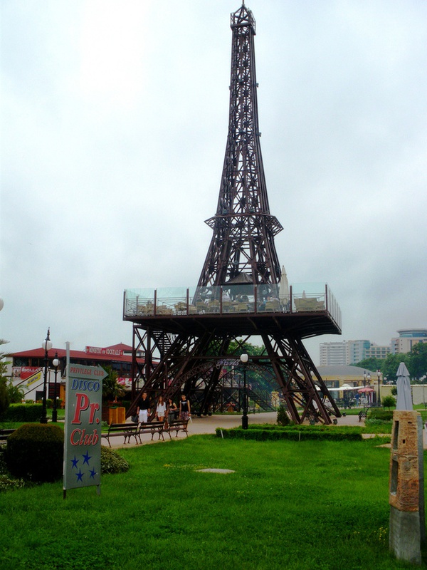 Những bản sao kỳ lạ của tháp Eiffel và tượng Nữ thần tự do 11