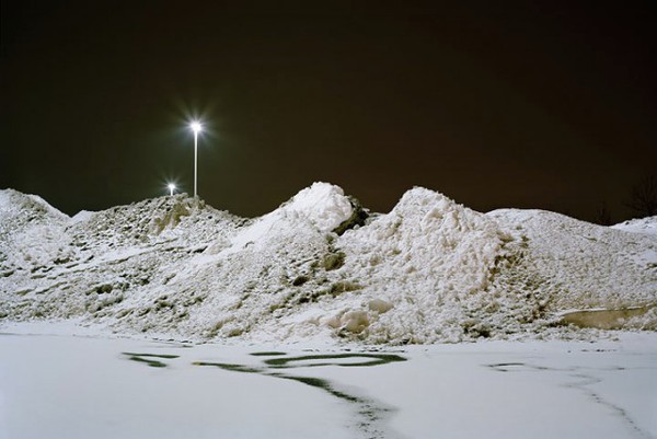 Bộ ảnh về dãy núi tuyết tỏa sáng rực rỡ trong đêm tại Canada 1
