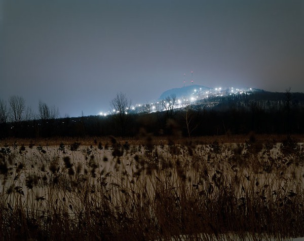 Bộ ảnh về dãy núi tuyết tỏa sáng rực rỡ trong đêm tại Canada 5