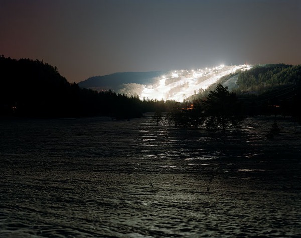 Bộ ảnh về dãy núi tuyết tỏa sáng rực rỡ trong đêm tại Canada 7