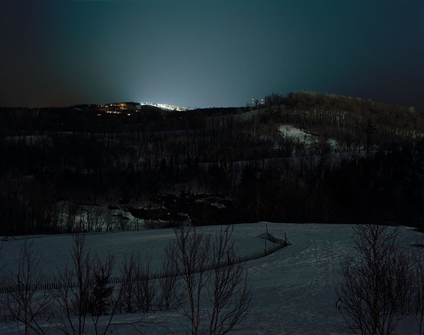 Bộ ảnh về dãy núi tuyết tỏa sáng rực rỡ trong đêm tại Canada 9