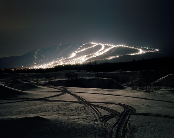 Bộ ảnh về dãy núi tuyết tỏa sáng rực rỡ trong đêm tại Canada 11