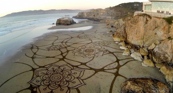 Những bức tranh nghệ thuật trên bãi biển được vẽ bằng... cào đất 5