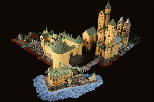 Chiêm ngưỡng mô hình ngôi trường phù thủy Hogwarts được làm từ Lego 1