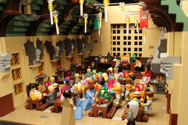 Chiêm ngưỡng mô hình ngôi trường phù thủy Hogwarts được làm từ Lego 2