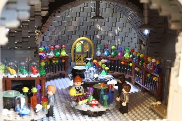 Chiêm ngưỡng mô hình ngôi trường phù thủy Hogwarts được làm từ Lego 3