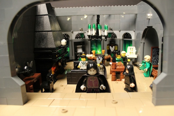 Chiêm ngưỡng mô hình ngôi trường phù thủy Hogwarts được làm từ Lego 5