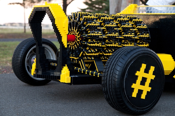 Ngỡ ngàng xem chiếc xe lắp ráp bằng LEGO chạy ngon lành giữa đường phố 3