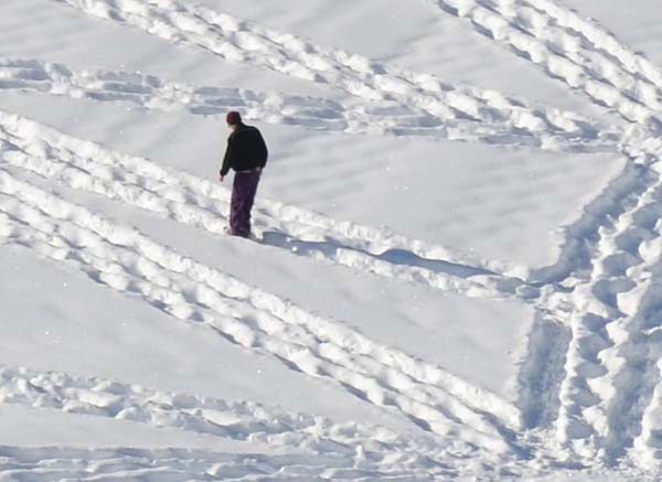 Chiêm ngưỡng những bức tranh tuyệt đẹp trên tuyết được vẽ bằng cách "đi bộ" 3