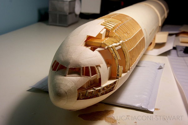 Chiêm ngưỡng chiếc máy bay Boeing 777 làm từ giấy trông như thật 8