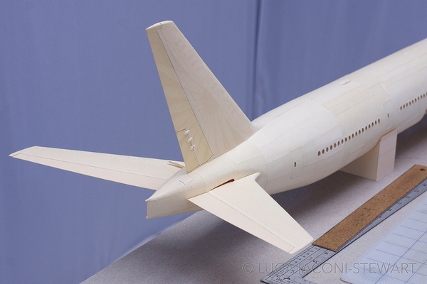 Chiêm ngưỡng chiếc máy bay Boeing 777 làm từ giấy trông như thật 10