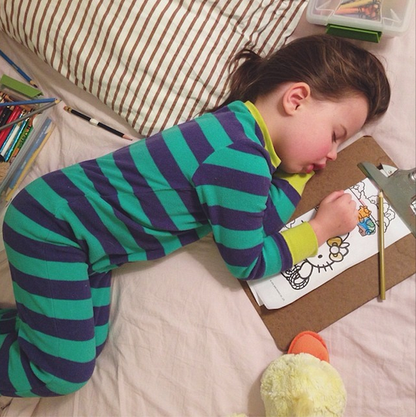 Chùm ảnh dễ thương về cô nhóc 4 tuổi thích vẽ vời trước khi đi ngủ 6