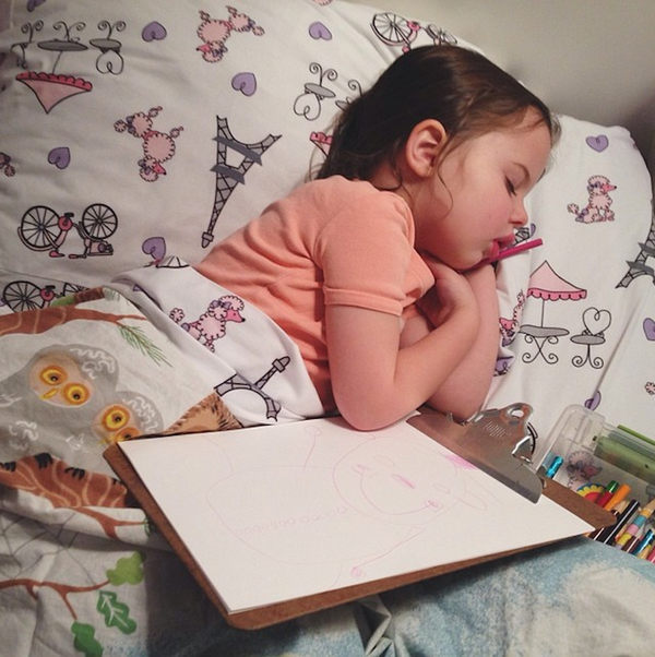 Chùm ảnh dễ thương về cô nhóc 4 tuổi thích vẽ vời trước khi đi ngủ 9