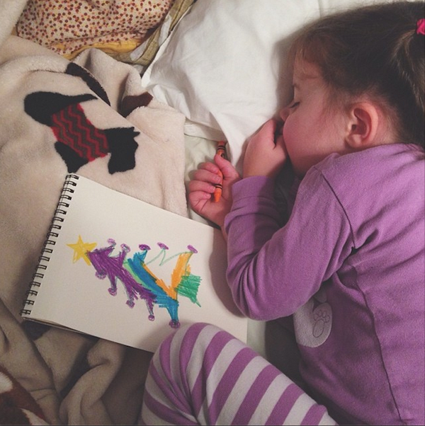 Chùm ảnh dễ thương về cô nhóc 4 tuổi thích vẽ vời trước khi đi ngủ 2