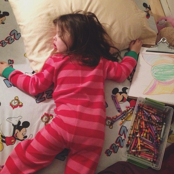 Chùm ảnh dễ thương về cô nhóc 4 tuổi thích vẽ vời trước khi đi ngủ 12
