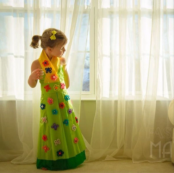 Gặp gỡ cô bé thiết kế 4 tuổi với những bộ trang phục thời trang bằng giấy 4