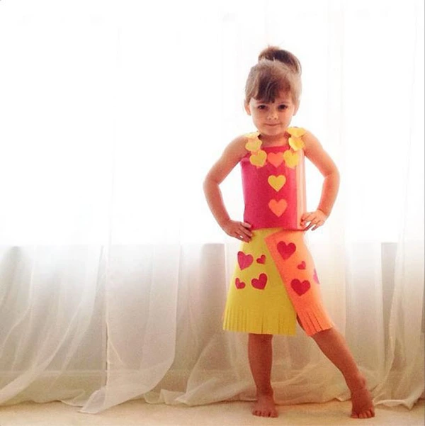 Gặp gỡ cô bé thiết kế 4 tuổi với những bộ trang phục thời trang bằng giấy 9