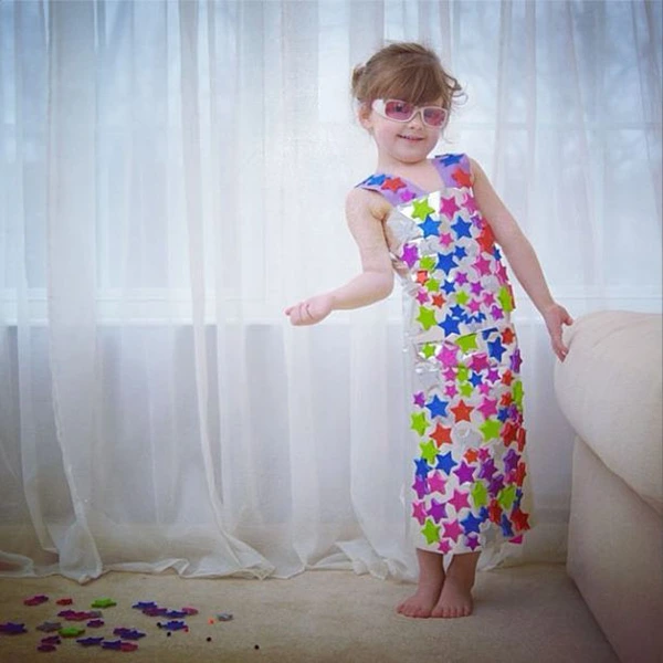 Gặp gỡ cô bé thiết kế 4 tuổi với những bộ trang phục thời trang bằng giấy 10