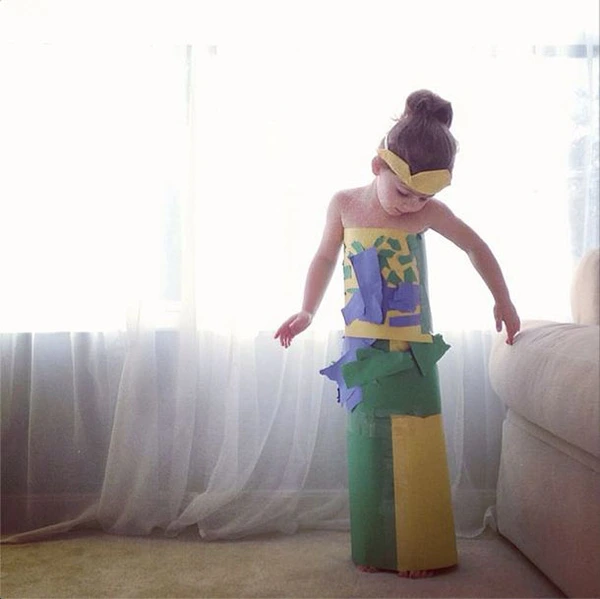 Gặp gỡ cô bé thiết kế 4 tuổi với những bộ trang phục thời trang bằng giấy 11