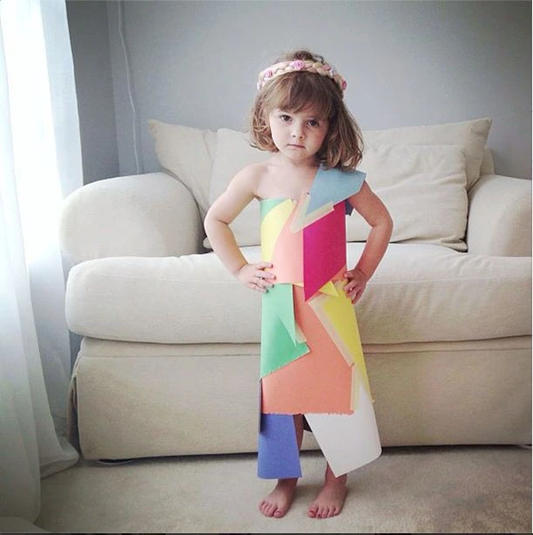 Gặp gỡ cô bé thiết kế 4 tuổi với những bộ trang phục thời trang bằng giấy 12