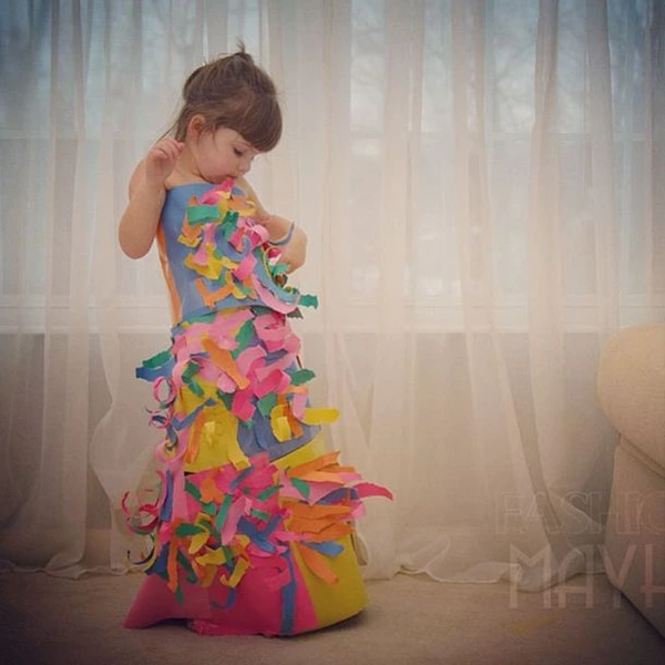 Gặp gỡ cô bé thiết kế 4 tuổi với những bộ trang phục thời trang bằng giấy 2