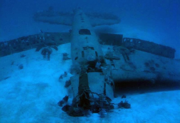 Những ngôi mộ "phi cơ đắm" tuyệt đẹp dưới lòng biển 29